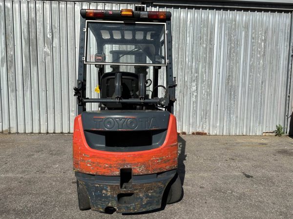 Toyota 1500kg LPG forklift with 2 stage mast and Sideshift - Image 2