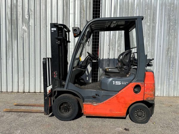 Toyota 1500kg LPG forklift with 2 stage mast and Sideshift