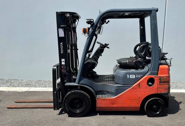 Toyota 1800kg LPG Forklift with 3 stage mast and sideshift