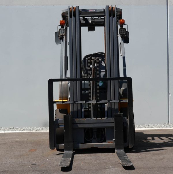 Komatsu 2500kg LPG forklift with container mast and sideshift - Image 6