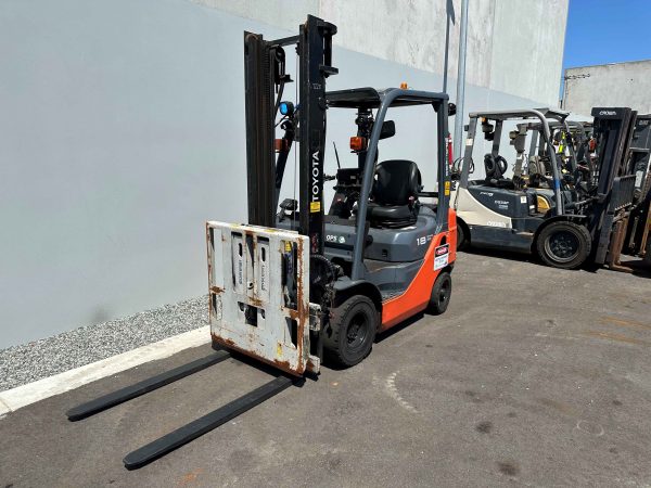 Toyota 1800kg LPG Forklift with 3700mm and Slipsheet attachment - Image 3