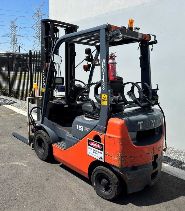 Toyota 1800kg LPG Forklift with 3700mm and Slipsheet attachment - Image 2