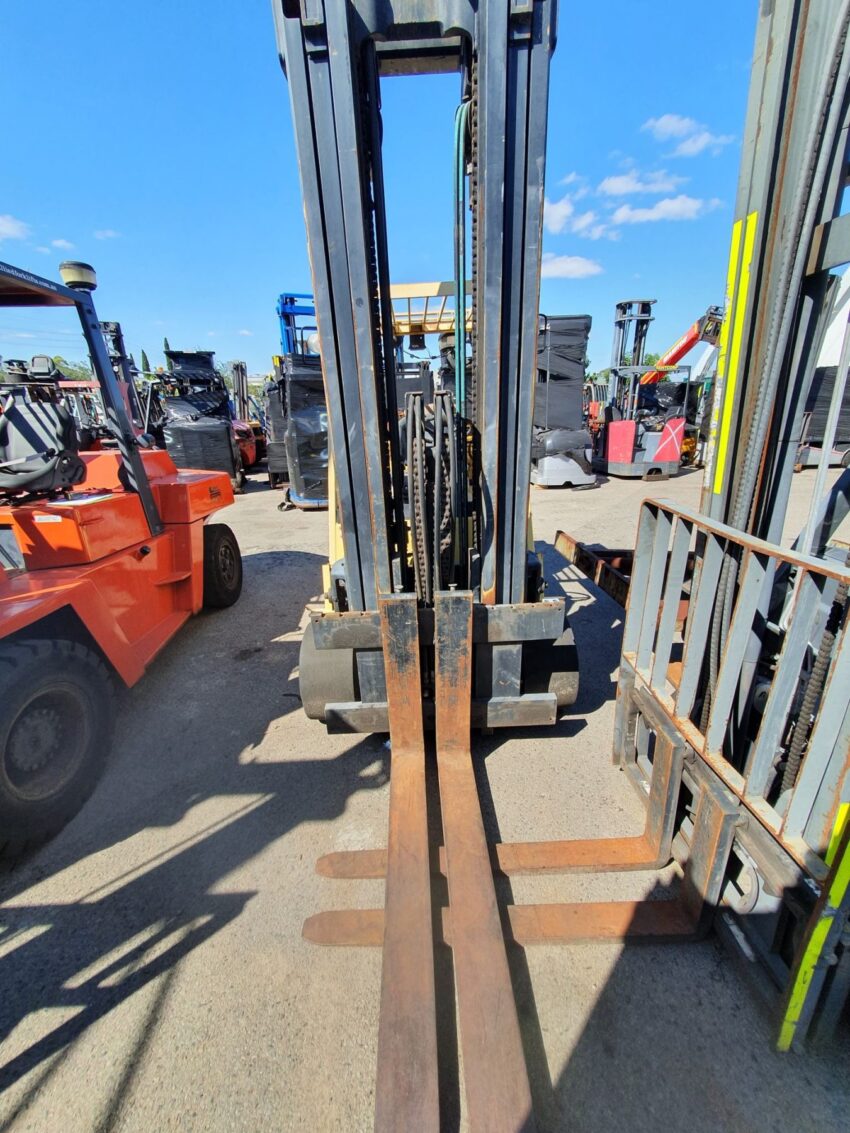 Hyster 3500kg LPG forklift with 5600mm three stage mast, sideshift & fork positioner - Image 2