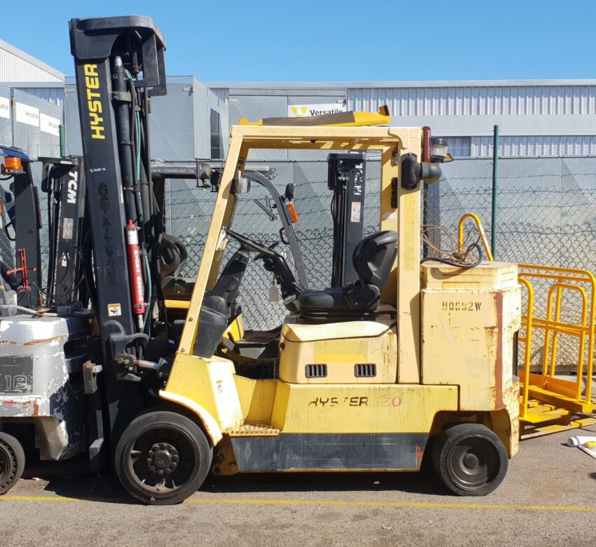 Hyster 3500kg LPG forklift with 5600mm three stage mast, sideshift & fork positioner