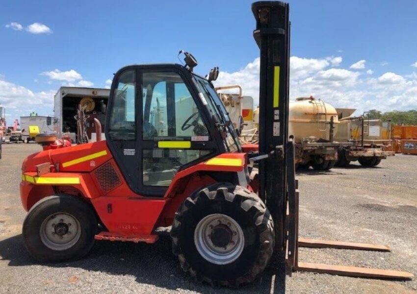 Manitou 5000kg diesel 2WD rough terrain forklift with 4000mm two stage mast (low hours) - Image 4