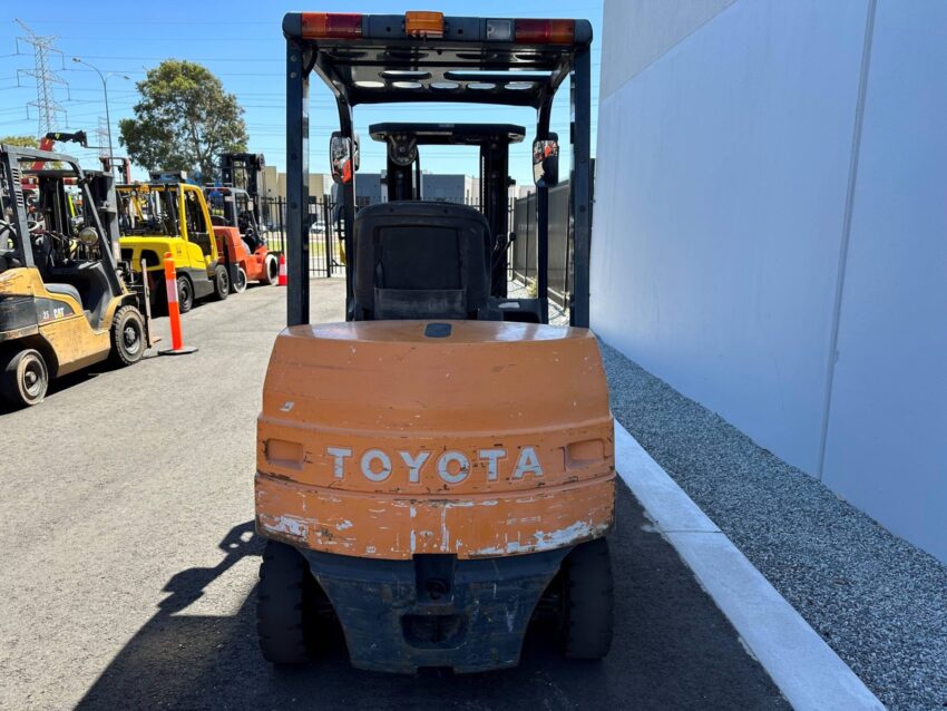 Toyota 2500kg Electric forklift with 3 stage mast and sideshift - Image 2