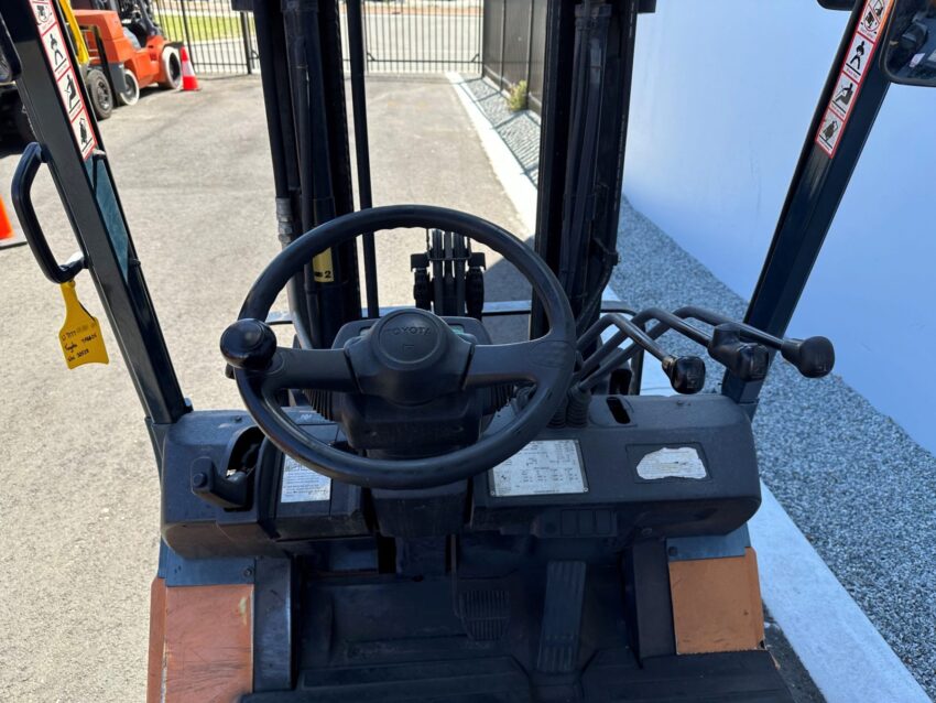 Toyota 2500kg Electric forklift with 3 stage mast and sideshift - Image 3