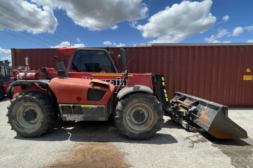 Manitou 4500kg diesel 4x4 telehandler with 7550mm lift height, forks and bucket