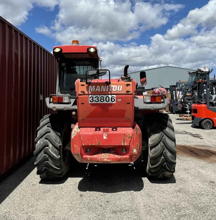 Manitou 4500kg diesel 4x4 telehandler with 7550mm lift height, forks and bucket - Image 9