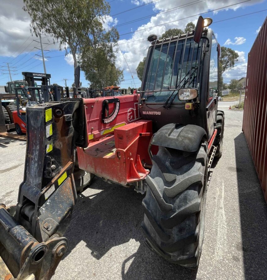 Manitou 4500kg diesel 4x4 telehandler with 7550mm lift height, forks and bucket - Image 6