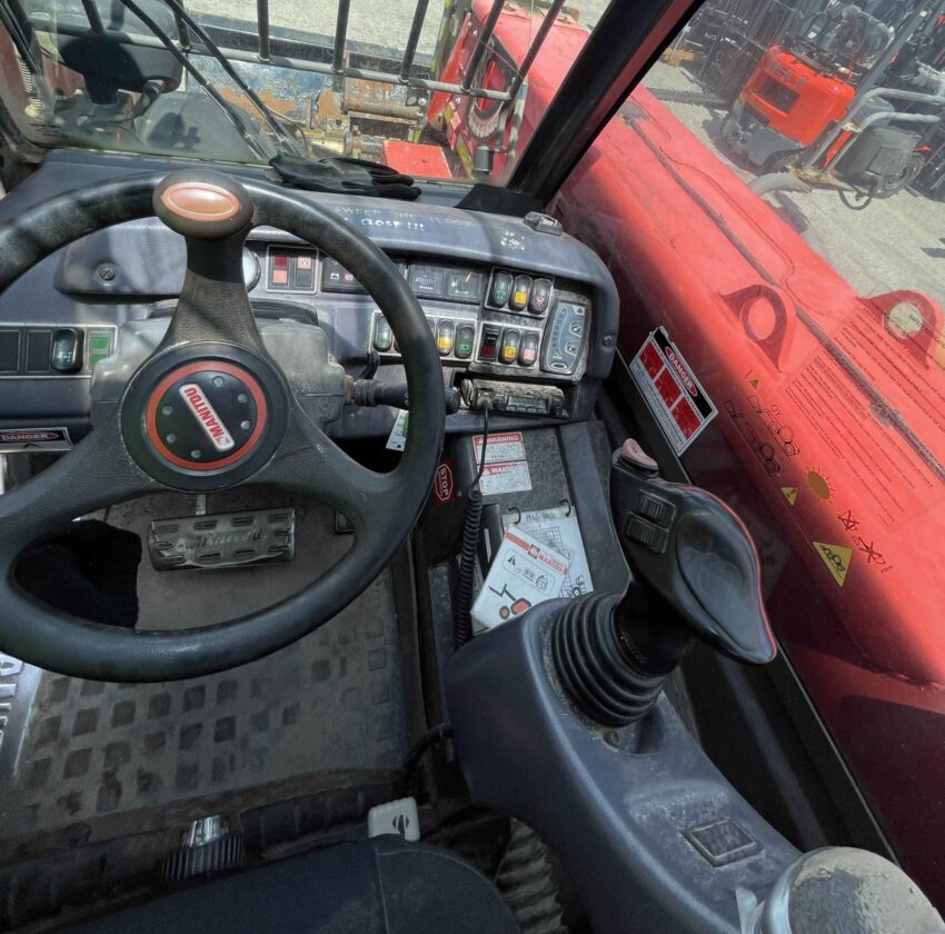 Manitou 4500kg diesel 4x4 telehandler with 7550mm lift height, forks and bucket - Image 5