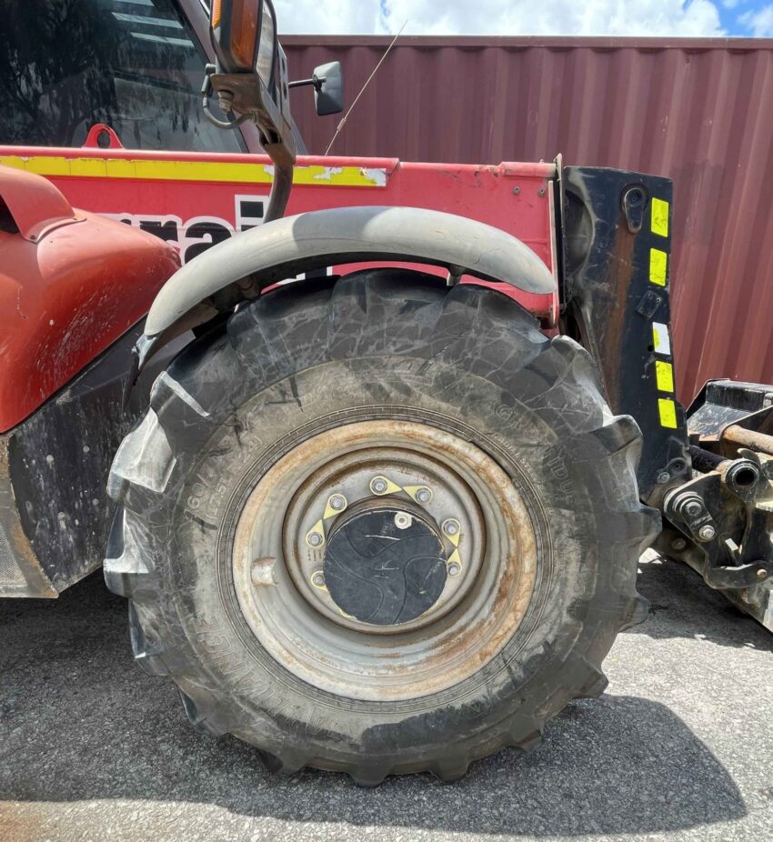 Manitou 4500kg diesel 4x4 telehandler with 7550mm lift height, forks and bucket - Image 2