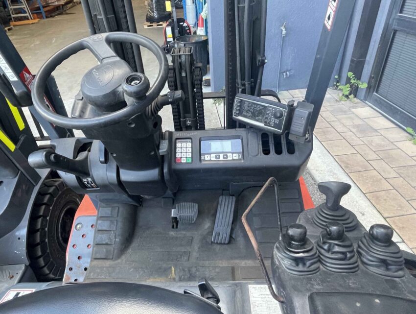 Toyota 2500kg battery electric forklift with 4500mm 3 stage mast & sideshift - Image 4