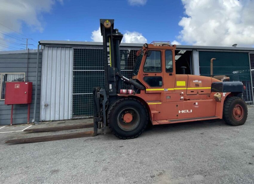 Heli 18000kgs diesel forklift with 4000mm 2 stage mast, sideshift, fork positioner, & air-con - Image 2