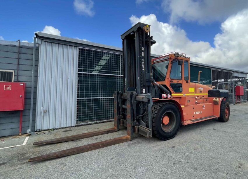 Heli 18000kgs diesel forklift with 4000mm 2 stage mast, sideshift, fork positioner, & air-con
