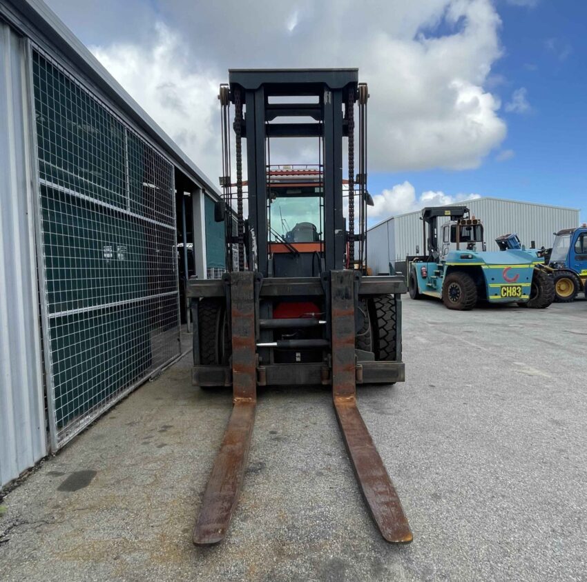 Heli 18000kgs diesel forklift with 4000mm 2 stage mast, sideshift, fork positioner, & air-con - Image 4