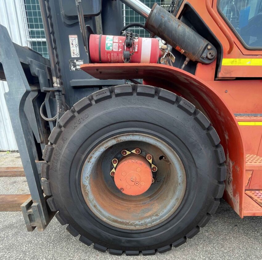 Heli 18000kgs diesel forklift with 4000mm 2 stage mast, sideshift, fork positioner, & air-con - Image 5