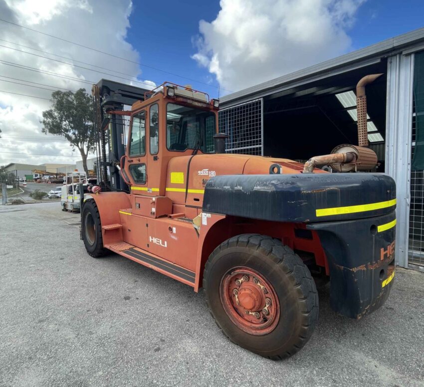 Heli 18000kgs diesel forklift with 4000mm 2 stage mast, sideshift, fork positioner, & air-con - Image 6