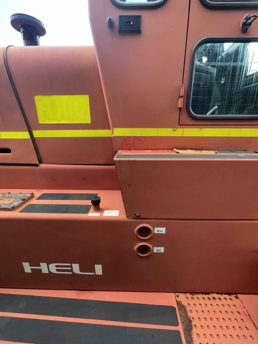 Heli 18000kgs diesel forklift with 4000mm 2 stage mast, sideshift, fork positioner, & air-con - Image 8