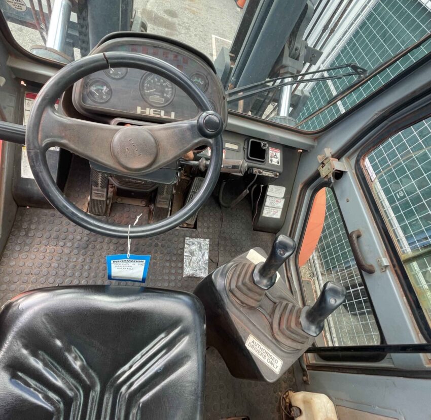 Heli 18000kgs diesel forklift with 4000mm 2 stage mast, sideshift, fork positioner, & air-con - Image 9