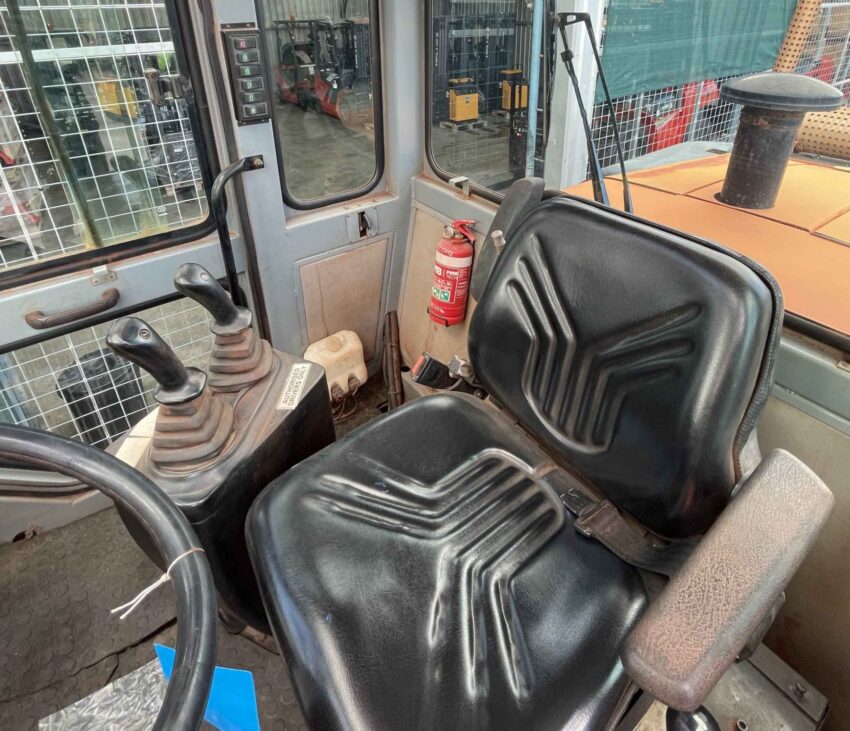 Heli 18000kgs diesel forklift with 4000mm 2 stage mast, sideshift, fork positioner, & air-con - Image 10