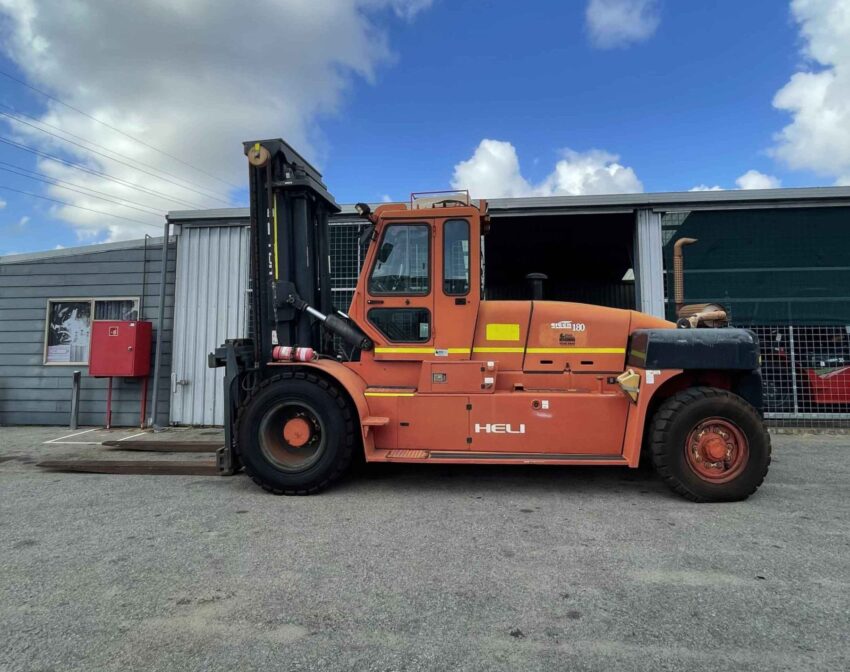 Heli 18000kgs diesel forklift with 4000mm 2 stage mast, sideshift, fork positioner, & air-con - Image 12