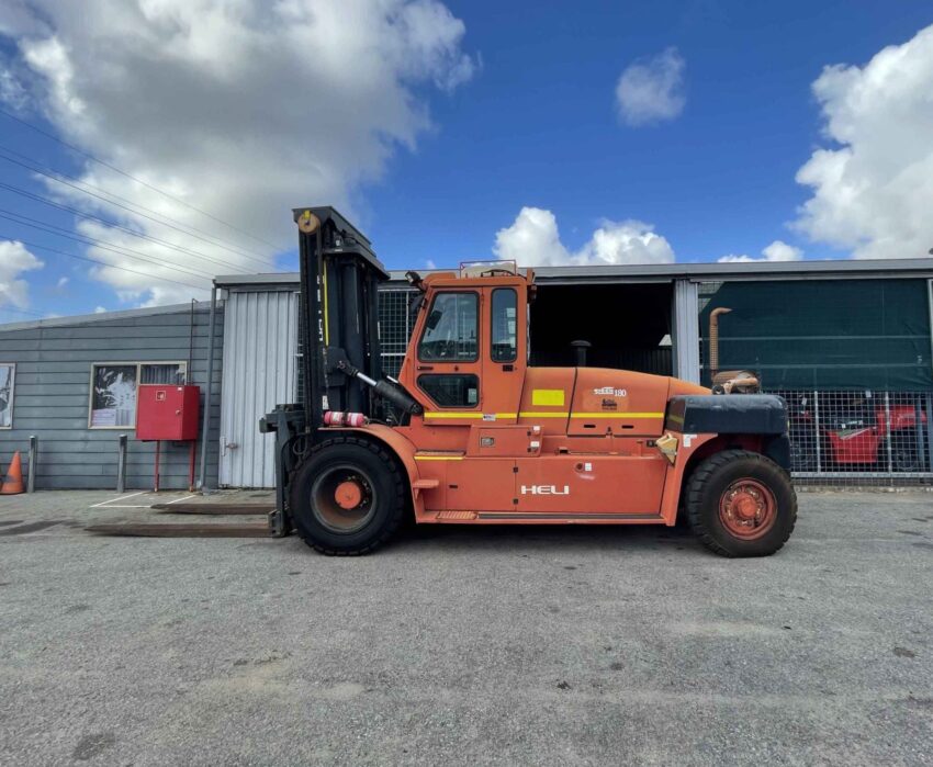 Heli 18000kgs diesel forklift with 4000mm 2 stage mast, sideshift, fork positioner, & air-con - Image 13