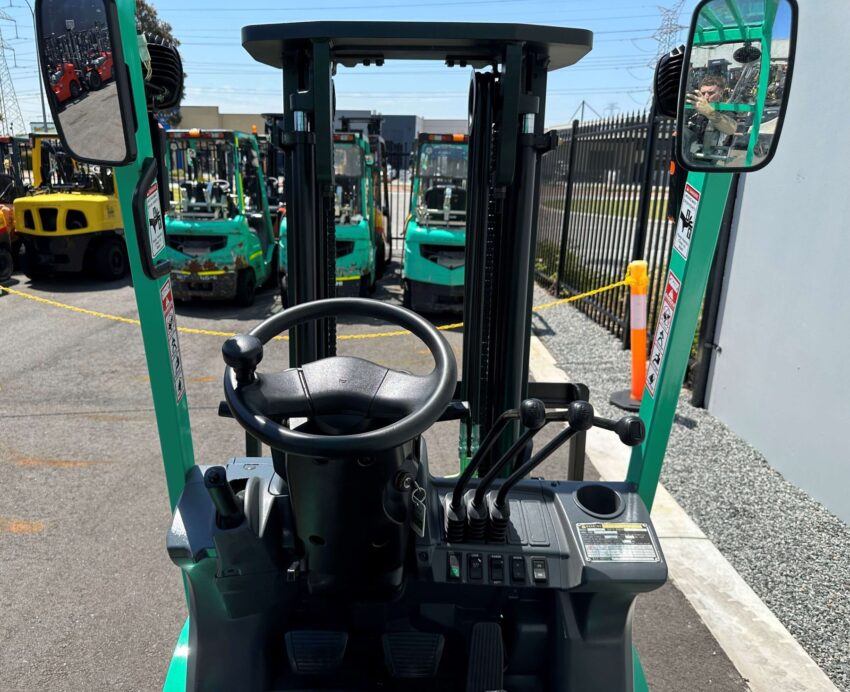 Mitsubishi 1800kg LPG forklift with 3000mm mast and sideshift - Image 4