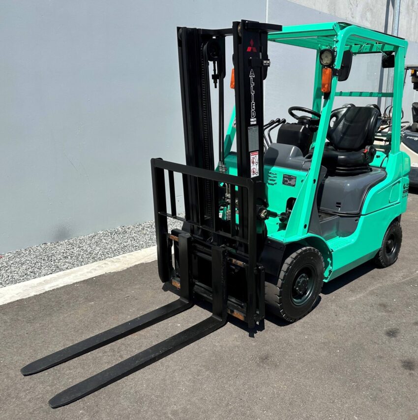 Mitsubishi 1800kg LPG forklift with 3000mm mast and sideshift - Image 2