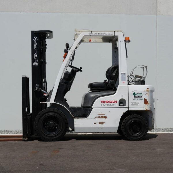 Nissan 2500kg Forklift with 4750mm Mast