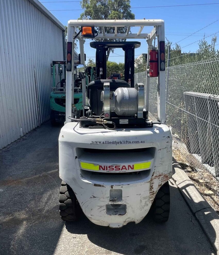Nissan 2500kg LPG forklift with 4500mm 3 stage mast & sideshift - Image 9