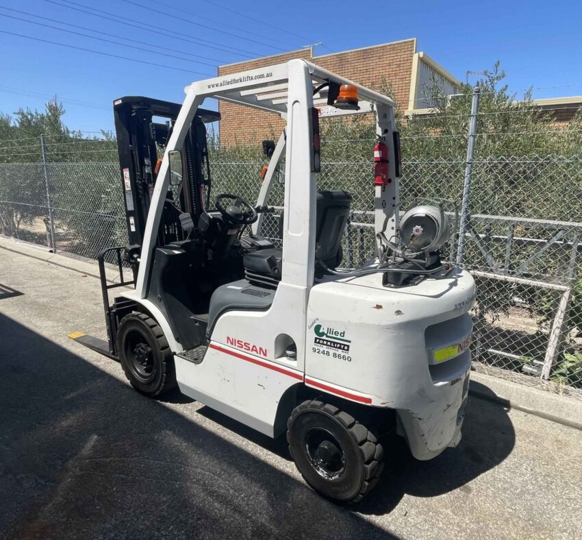 Nissan 2500kg LPG forklift with 4500mm 3 stage mast & sideshift - Image 8