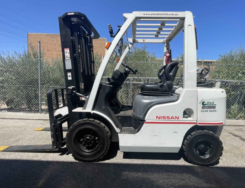 Nissan 2500kg LPG forklift with 4500mm 3 stage mast & sideshift