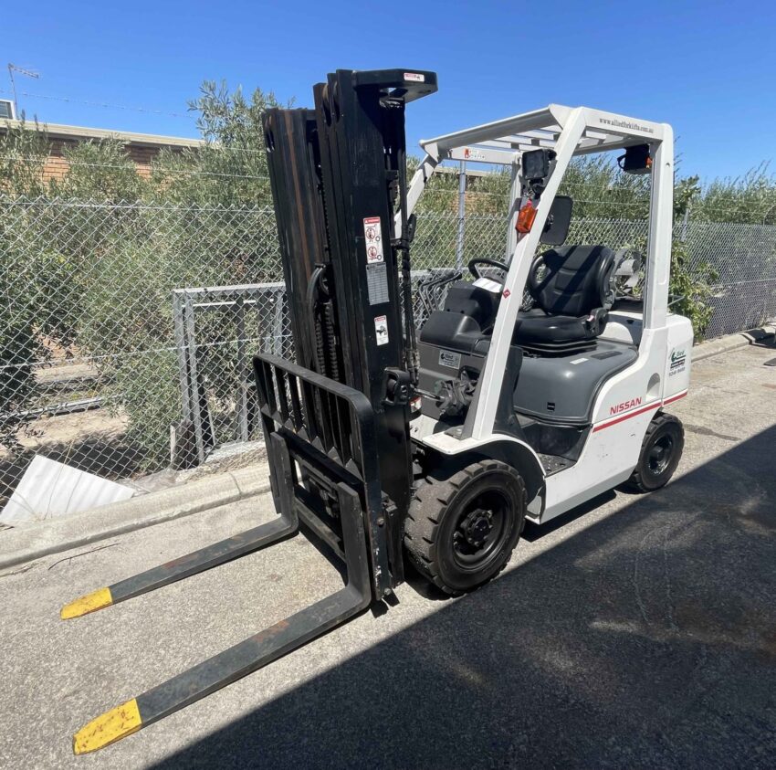 Nissan 2500kg LPG forklift with 4500mm 3 stage mast & sideshift - Image 3