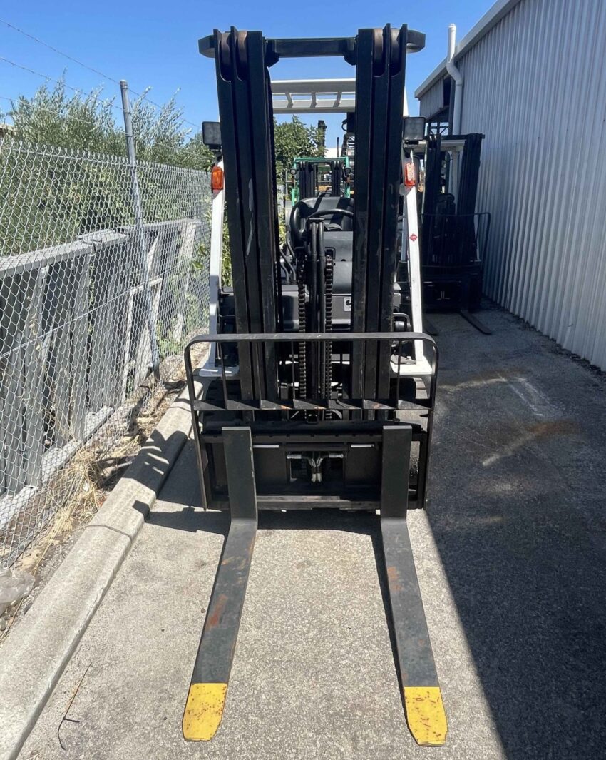 Nissan 2500kg LPG forklift with 4500mm 3 stage mast & sideshift - Image 2