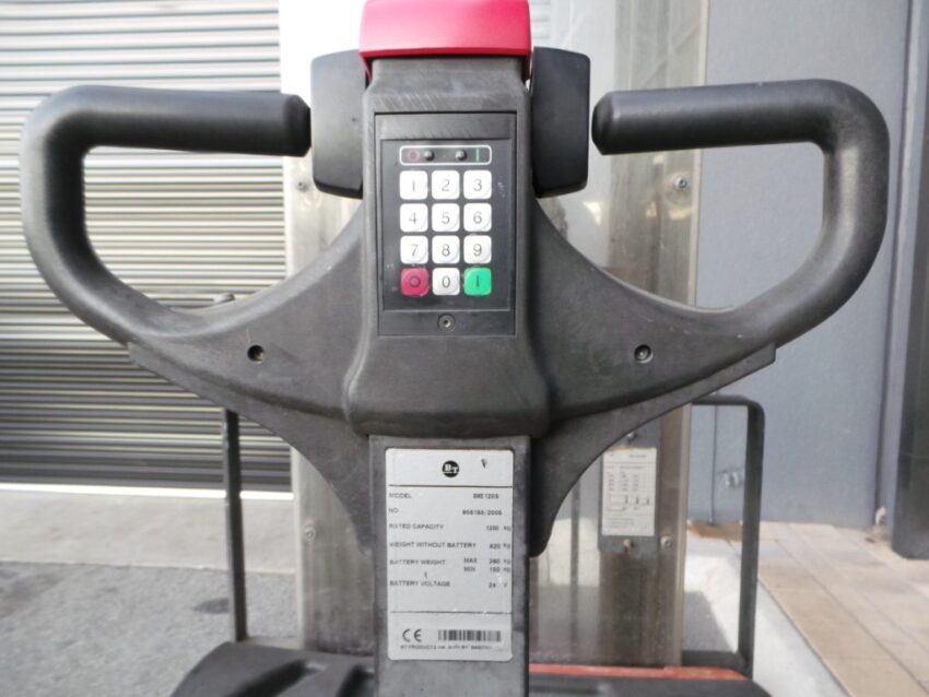 BT SWE120S 1200kg battery electric walkie stacker with 4100mm lift height - Image 3
