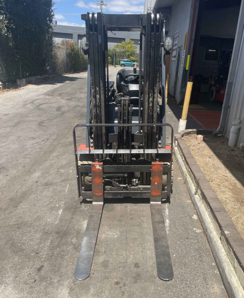 Toyota 2500kg battery electric forklift with 4500mm 3 stage mast & sideshift - Image 3