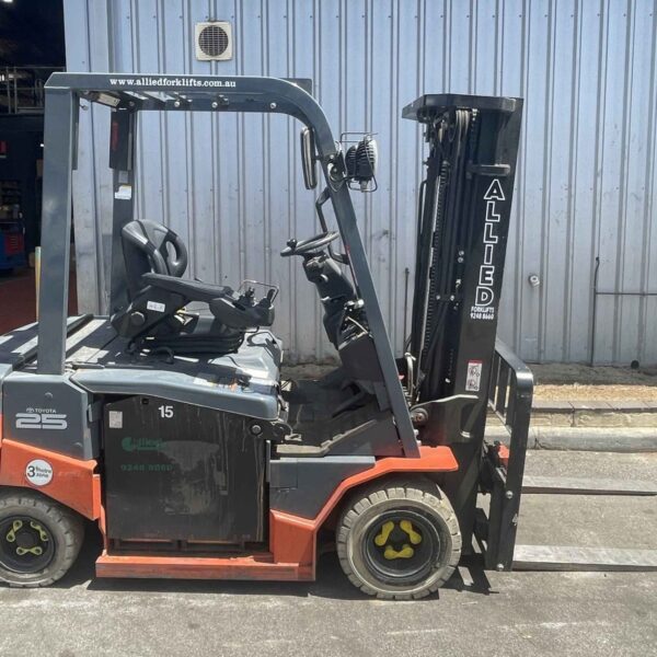 Toyota 2500kg battery electric forklift with 4500mm 3 stage mast & sideshift