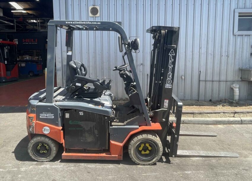 Toyota 2500kg battery electric forklift with 4500mm 3 stage mast & sideshift