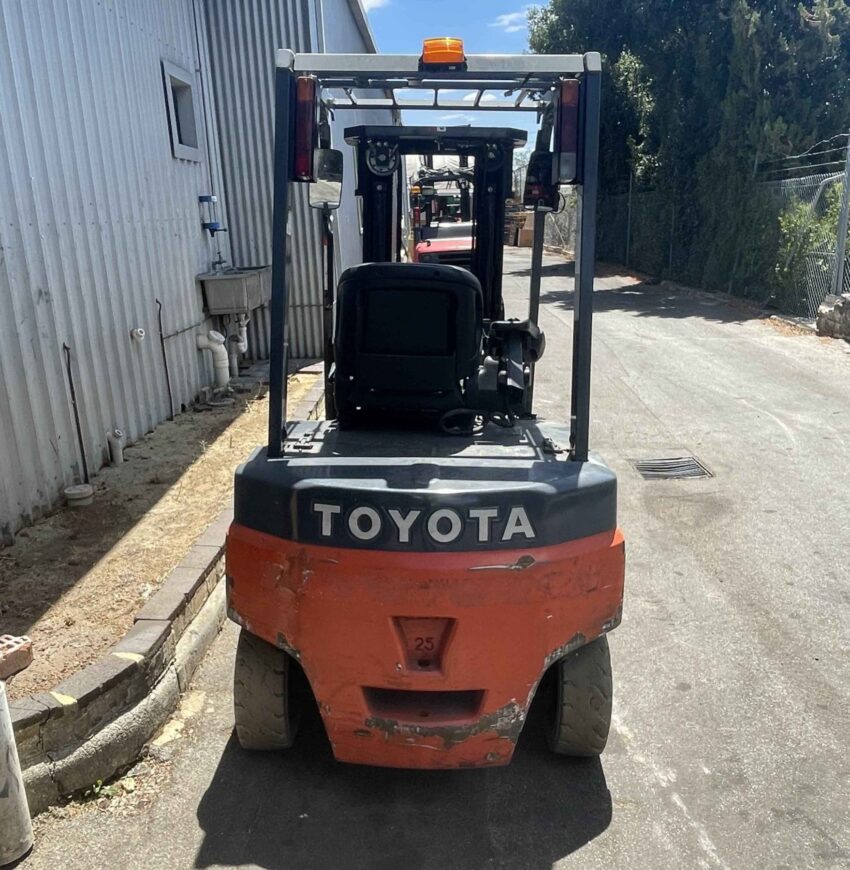 Toyota 2500kg battery electric forklift with 4500mm 3 stage mast & sideshift - Image 2