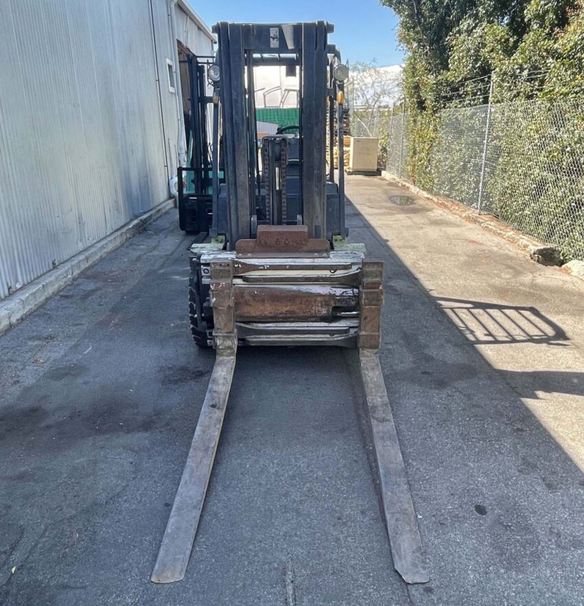 Clark 3500kg capacity LPG forklift with 4620mm 3 stage mast & clamp attachment - Image 5