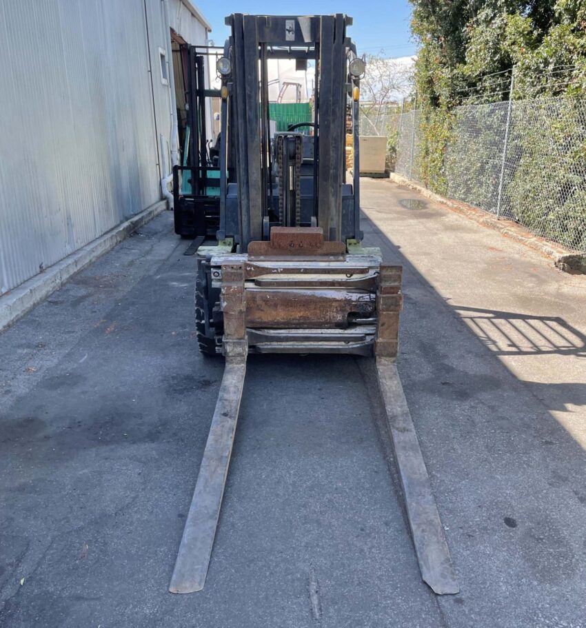 Clark 3500kg capacity LPG forklift with 4620mm 3 stage mast & clamp attachment - Image 4