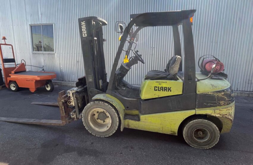 Clark 3500kg capacity LPG forklift with 4620mm 3 stage mast & clamp attachment