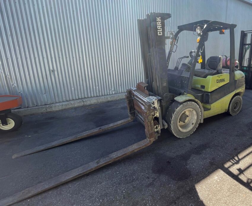 Clark 3500kg capacity LPG forklift with 4620mm 3 stage mast & clamp attachment - Image 8