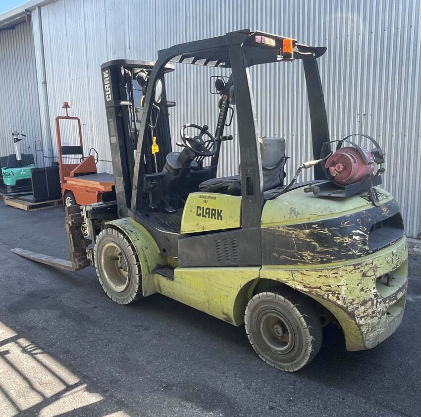 Clark 3500kg capacity LPG forklift with 4620mm 3 stage mast & clamp attachment - Image 7