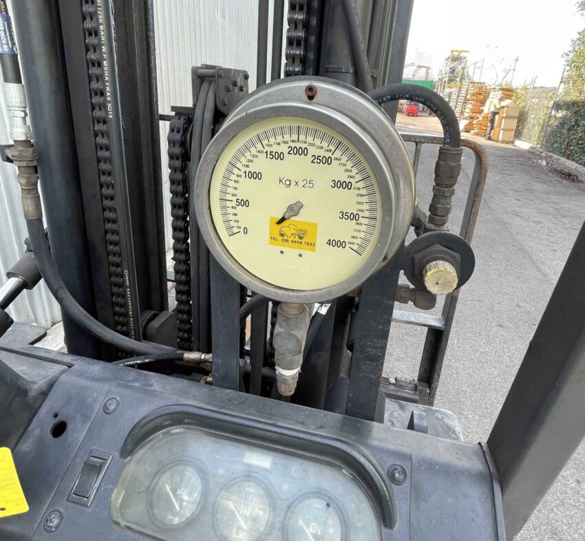 Crown 3000kg LPG forklift with 4730mm 3 stage mast & sideshift - Image 6