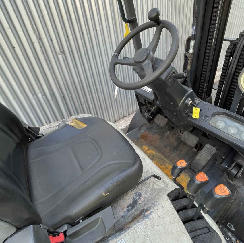Crown 3000kg LPG forklift with 4730mm 3 stage mast & sideshift - Image 5