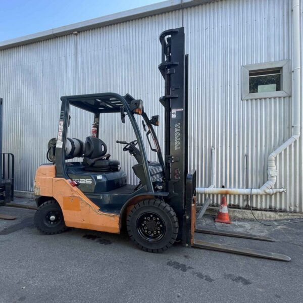 Toyota 2500kg LPG forklift with 4500mm 2 stage mast & sideshift