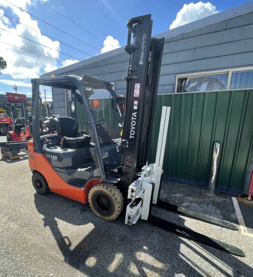 Toyota 1800kg LPG forklift with 4000mm 2 stage mast, fork positioner clamp, & sideshift - Image 2