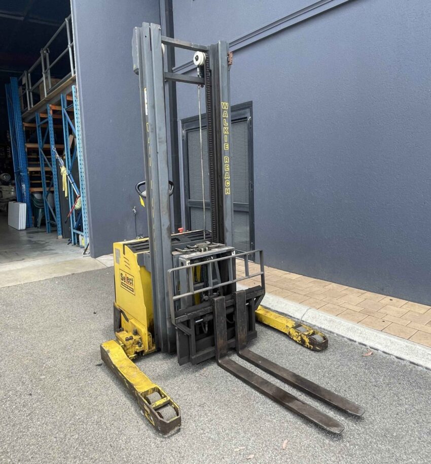 Select battery electric stacker with 1350kg lift capacity & 4m lift height - Image 2